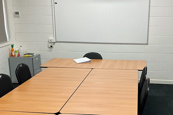 Medium-sized classroom with conference-style setup